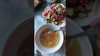 Куриный суп и салат свежий