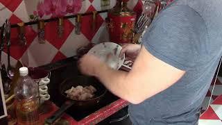 Видеорецепт: Тушёная картошка с курицей и грибами. Готовится просто и получается ароматное блюдо.