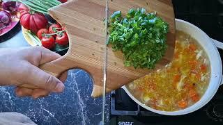 Вкусный суп с жареным фаршем и овощным бульончиком. И салат к грилевым колбаскам или шашлыку.